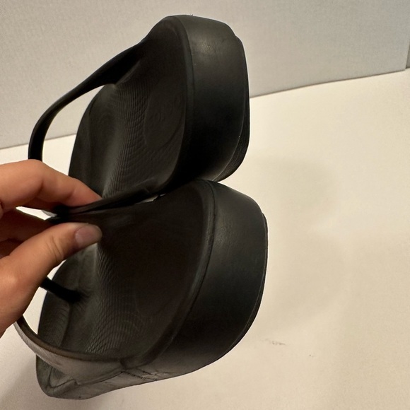 Oofos WOMEN'S OOLALA LUXE SANDAL - LATTE
Size 9.0 - Picture 6 of 12